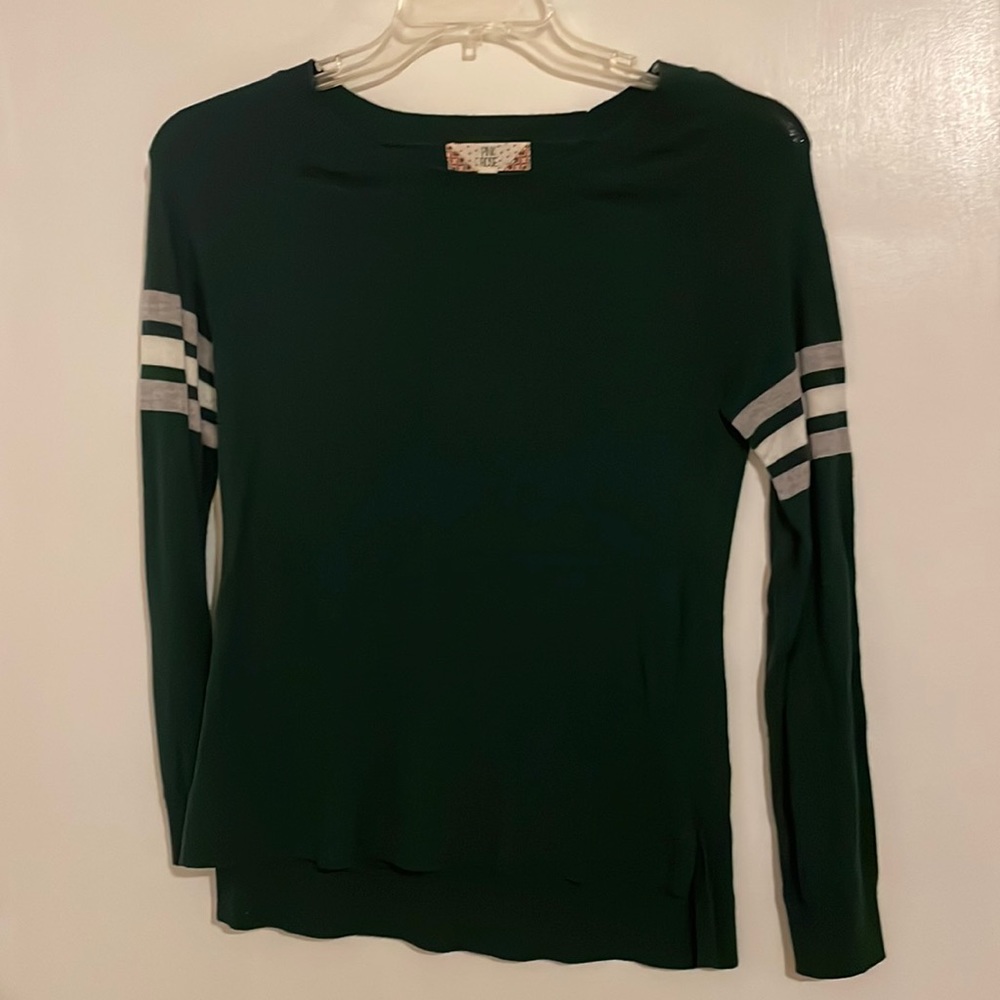 Thin green sweater